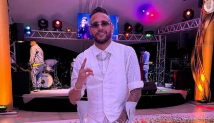 九五至尊VI-回巴西养伤 新年期间拄拐杖狂欢3天 内马尔挨批！